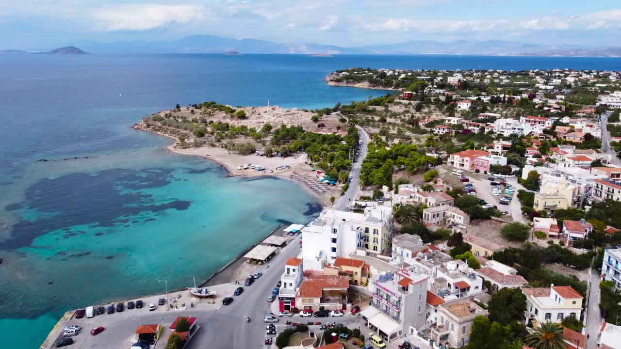 Vista aérea de drone da bela praia da ilha de Moni, próxima à vila de Perdika, na ilha de Egina, com mar turquesa, Golfo Sarônico, Grécia
