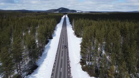 Fliegen-Sie-über-Die-Autobahn,-Vorbei-An-Nadelbäumen-Mit-Schneelandschaft-In-Schweden