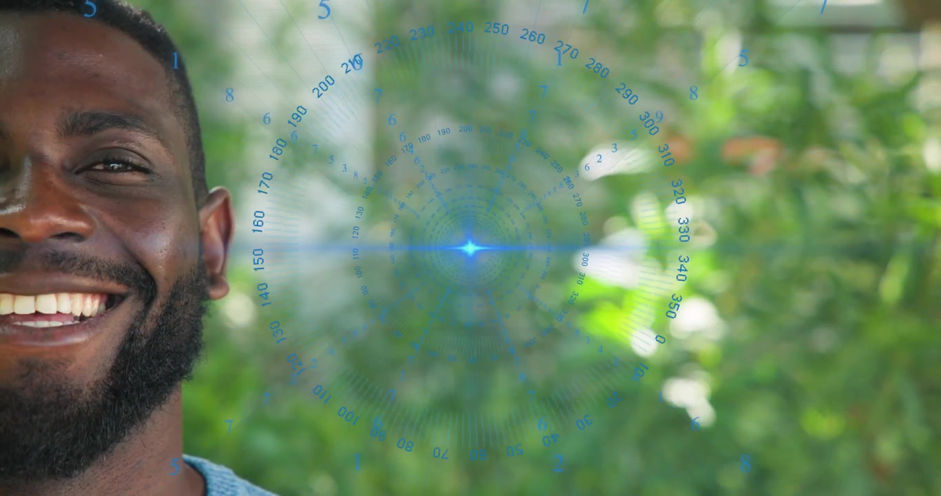 Uomo sorridente in giardino, con un bagliore blu dell'obiettivo che attiva un indicatore numerico rotante che mostra metriche tecniche.