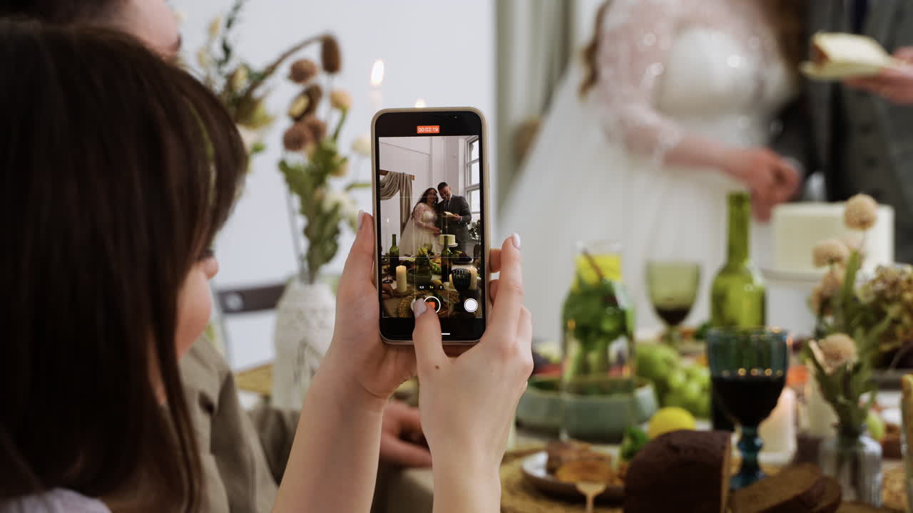 신랑과 신부가 웨딩 케이크를 자르고 있습니다.