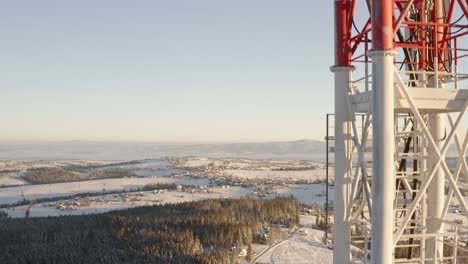 Antenne-Steigt-Neben-Hohem-Kommunikationsturm,-Telefonanschlussmast