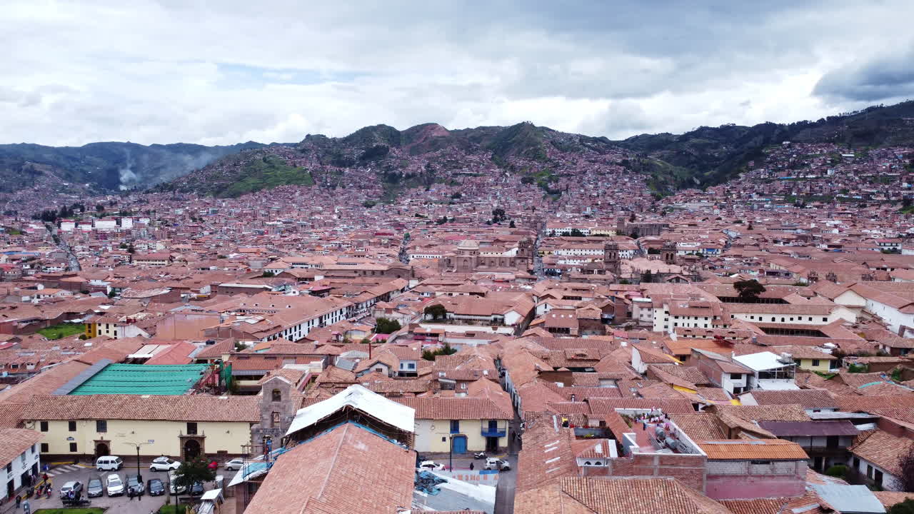 retiro aéreo a través de casas y edificios densamente abarrotados en las tierras bajas de cusco, perú.