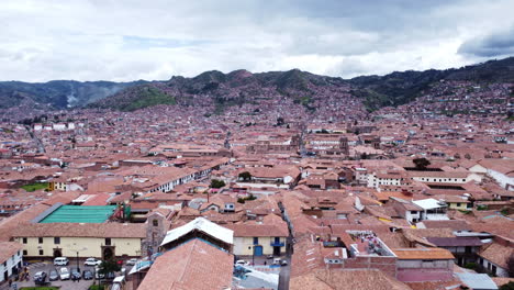 Retirada-Aérea-A-Través-De-Casas-Y-Edificios-Densamente-Poblados-En-Las-Tierras-Bajas-De-Cusco,-Perú