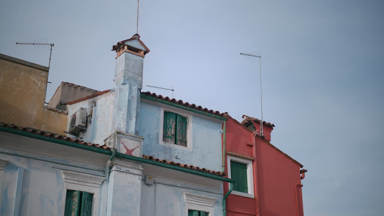 casas de burano con textura con detalles de la chimenea, italia