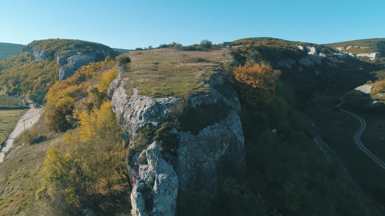 vista aérea de un paisaje montañoso con acantilados y follaje de otoño