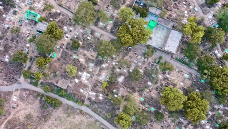 Imágenes-De-Drones-Uhd-De-Un-Cementerio-Musulmán-En-Agra,-India