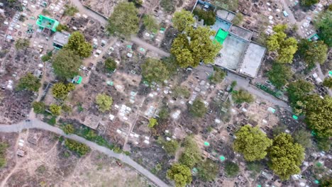 imágenes de drones uhd de un cementerio musulmán en agra, india