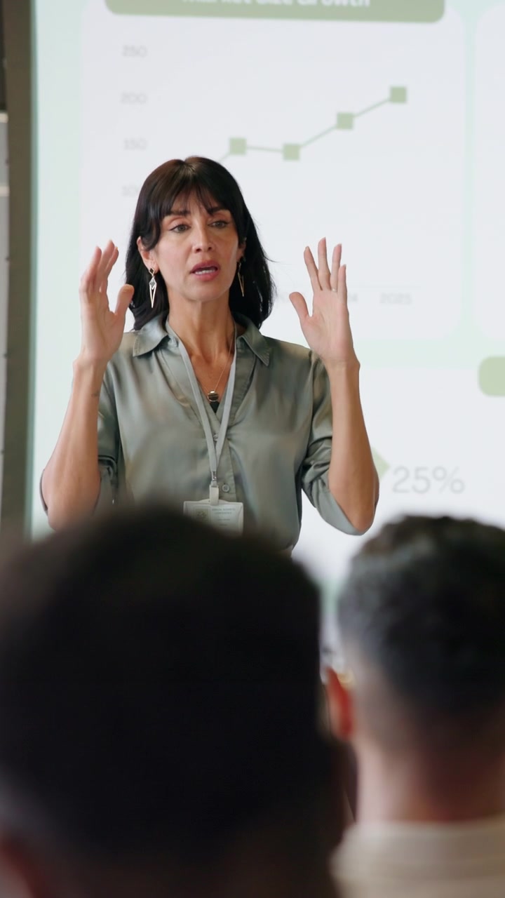 Donna professionista che tiene una presentazione aziendale ai colleghi