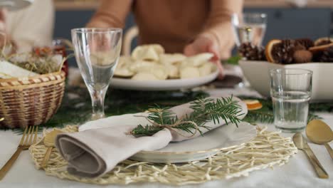 tradición de la navidad polaca <unk> plato vacío para un invitado no invitado