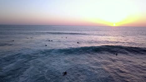 Cámara-Lenta-De-Pelícanos-Volando-Sobre-Olas-De-Surf