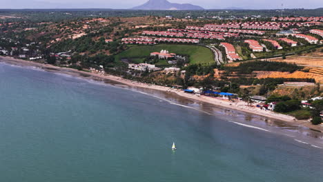 Luftaufnahme-Eines-Segelboots-Vor-Dem-Centara-Resort-In-Mui-Ne-An-Einem-Sonnigen-Tag