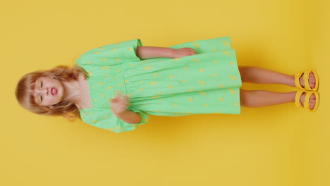 niña preadolescente presiona el dedo a los labios hace silencio signo de silencio no dice chismes secreto, tranquilo