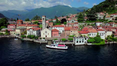 un barco turístico atracado en torno estableciendo una antena hacia una iglesia, italia