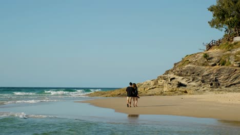 Weiblicher-Junger-Asiatischer-Tourist,-Der-Am-Strand-Auf-Stradbroke-Island,-Brisbane,-Australien-Spaziert