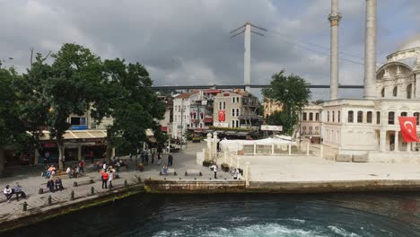 gente en el muelle cerca de la mezquita ortakoy en estambul, imágenes de drones
