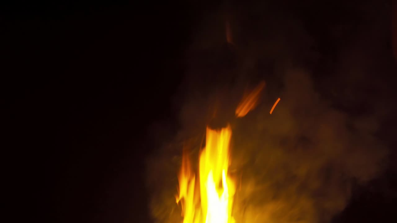 fuego en el campamento. chimenea roja y marco quemando leña con carbón en la estufa para dar calor, calor y humo sobre fondo negro.