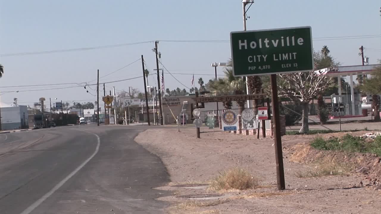 자동차가 주차장을 빠져나가고 시멘트 트럭이 마을 외곽을 지나간다.