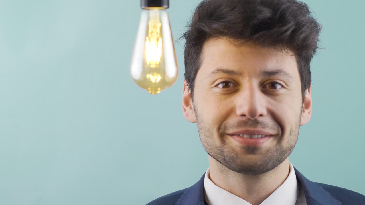 empresario pensando y encontrando ideas creativas. lámpara de ideas.