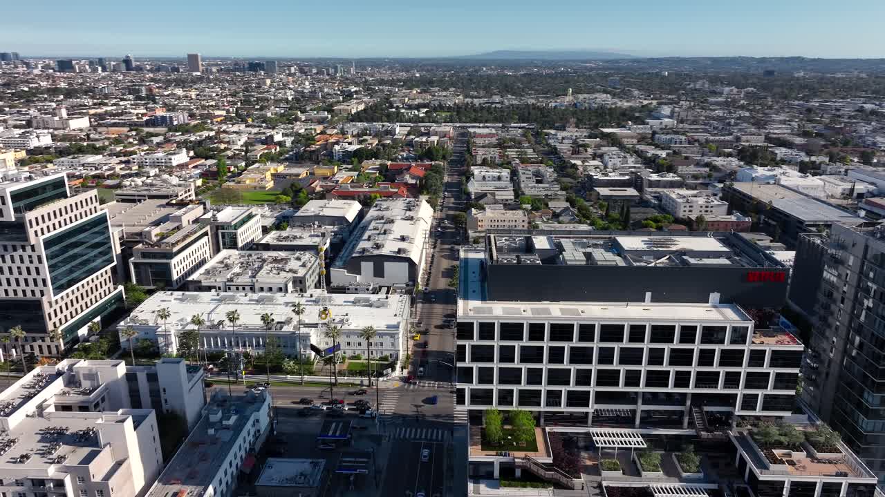 할리우드에 있는 넷플릭스 본사 건물 외관의 드론 촬영