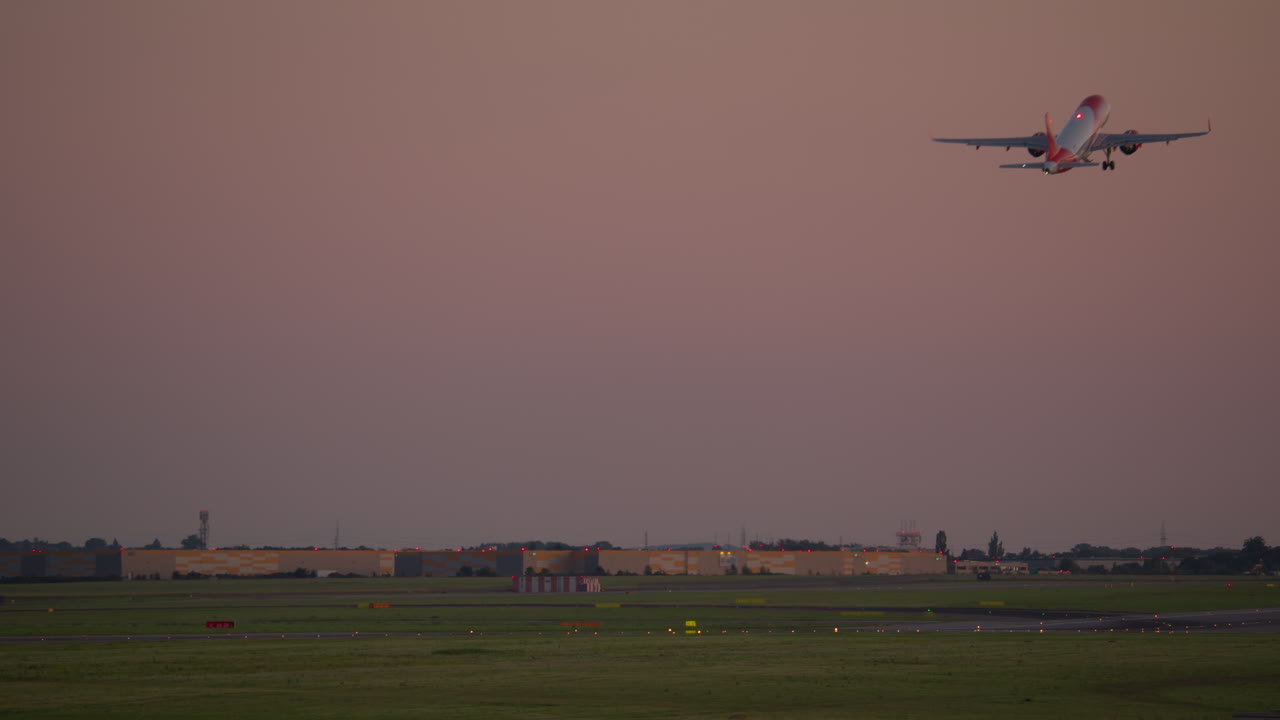 해가 지면 이륙 하는 비행기