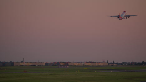 avión despegando al atardecer