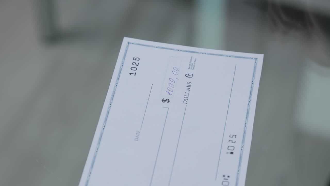 mujer de negocios firma y llena un cheque bancario por mil mil dólares