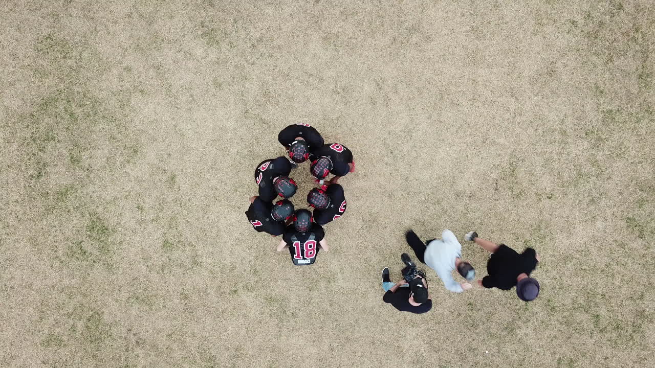 선수들이 경기를 할 때 드론 공중 관점에서 축구 허들