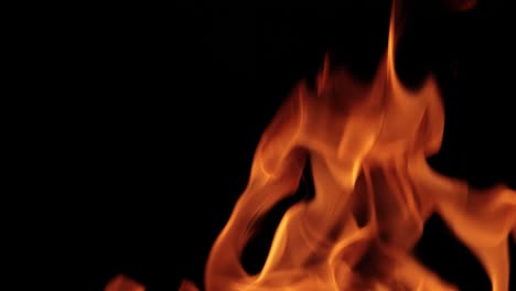 llamas de fuego sobre fondo negro en cámara lenta