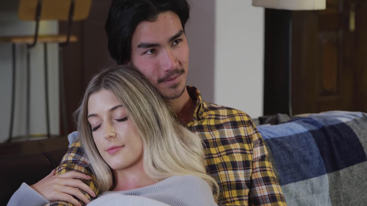 행복 한 부부 가 집 에서 함께 시간 을 보내고 있다