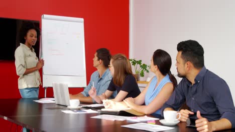 grupo de ejecutivos discutiendo sobre el gráfico en la sala de conferencias