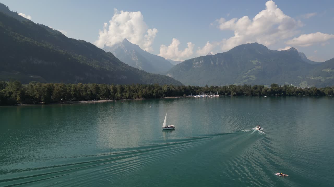 vista aérea de hermosos lagos en europa junto con deportes acuáticos y yates que navegan a lo largo de los lagos