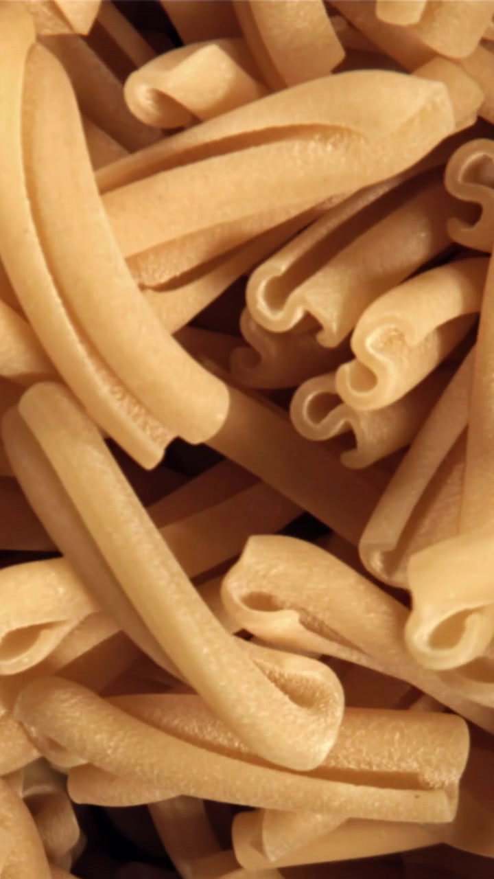 Primo piano di pasta secca cruda che cade