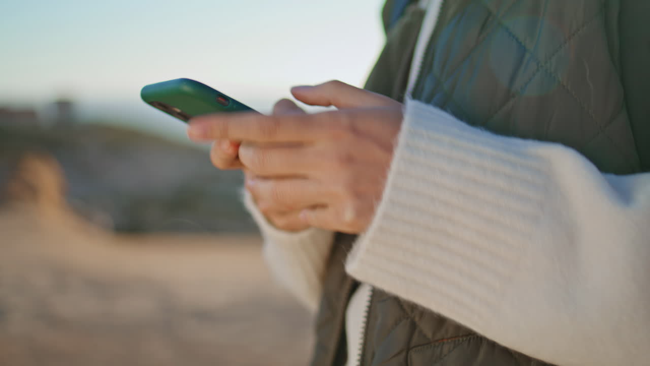 las manos del turista en primer plano enviando mensajes por teléfono en un viaje de fin de semana. mujer tocando la pantalla