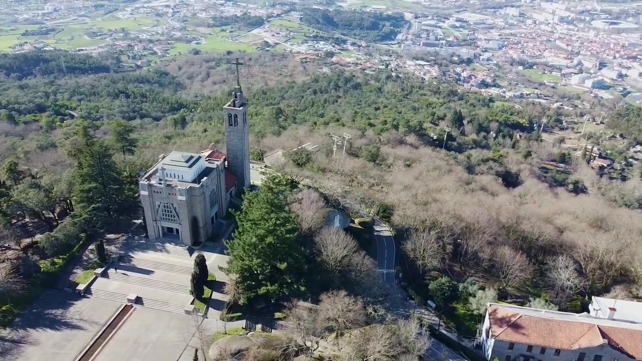 Santuário da Penha (Santuario di Nostra Signora del Carmelo della Peña). Vista aerea in orbita. Monte da Penha, a Guimarães, Portogallo