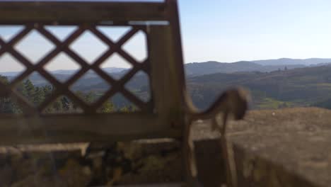 campo francés con bosque, colinas desde un balcón con un primer plano en un viejo banco en ardèche bajo la puesta de sol