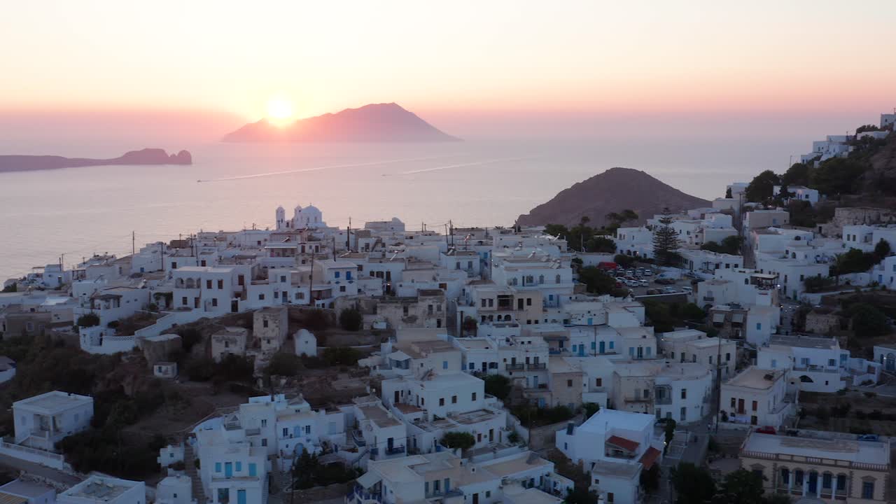 ciudad de plaka milos sobre el golfo durante el deslumbrante paisaje de la puesta de sol, isla griega