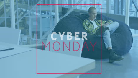 animación de un cartel de texto de cyber monday contra un hombre biracial que usa un teléfono inteligente en la oficina