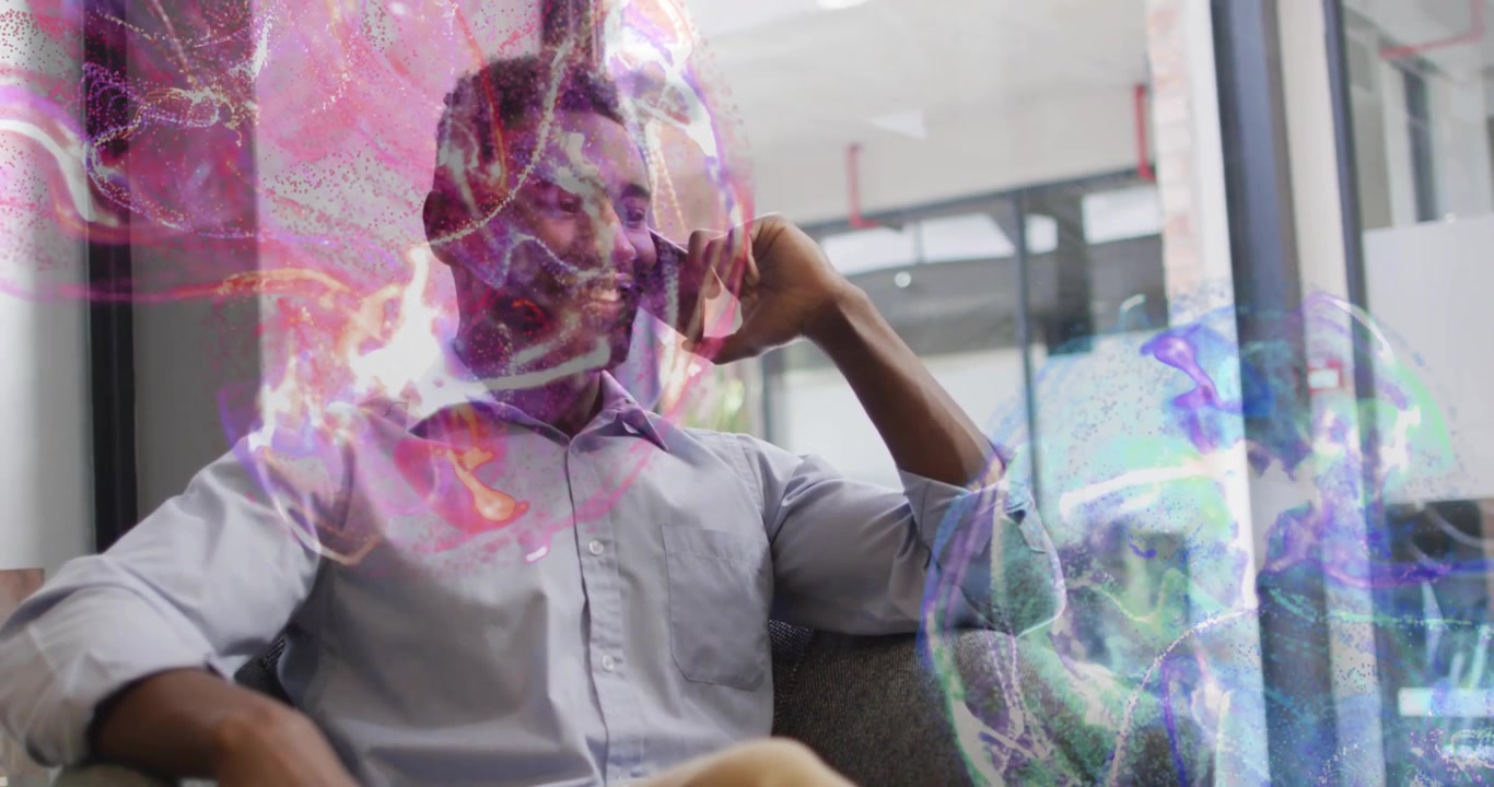 Homem em traje casual de negócios iniciando uma chamada telefônica no escritório e ativando redemoinhos visualizando dados da chamada.