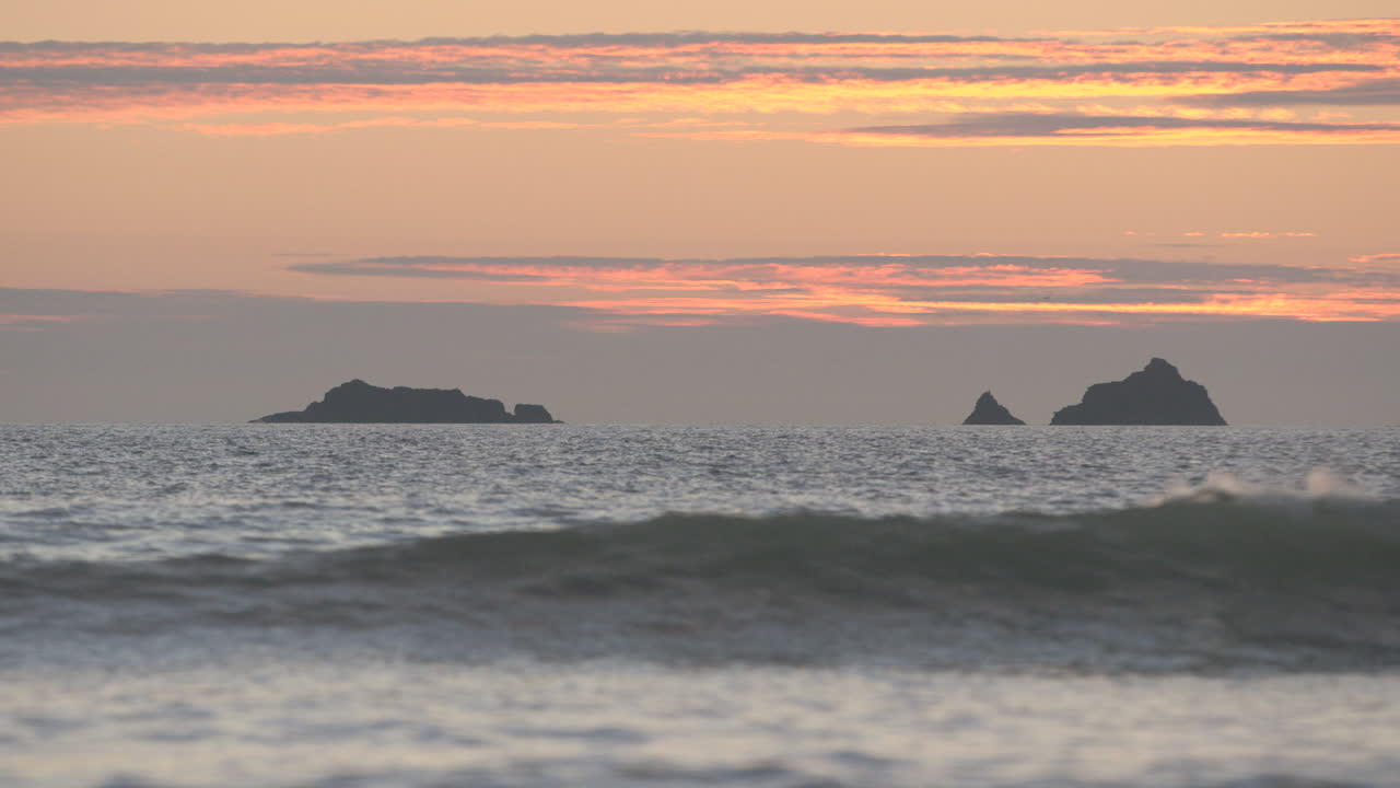 treyarnon bay에서 나오는 trevose head rock의 시네마틱 로우 레벨 클로저 샷