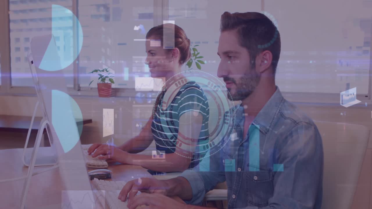 animación de datos diversos sobre un hombre y una mujer de negocios caucásicos sonrientes trabajando en computadoras