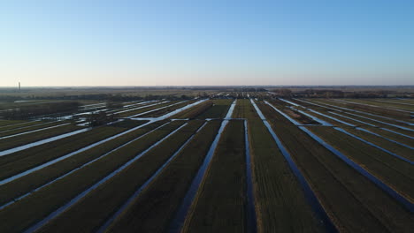 Panorama-De-Zanja-Con-Terraplenes-Al-Amanecer-En-Krrimpenerwaard,-Stolwijk,-Países-Bajos