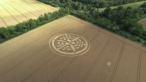 Luftaufnahme-Mit-Blick-Auf-Das-Goldene-Weizenfeld-In-Hampshire,-Komplizierter-Göttlicher-Symbolischer-Kornkreis