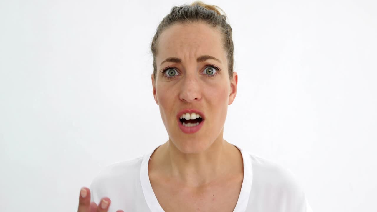 mujer molesta gritando a la cámara