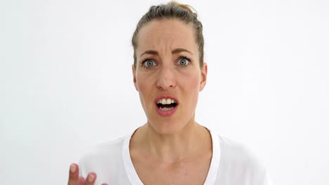 mujer molesta gritando a la cámara