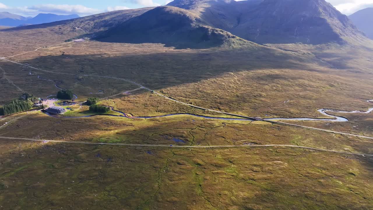 vista aérea del hotel kingshouse en el espectacular valle de glen coe, tierras altas de escocia, reino unido