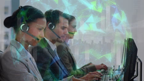 animación de la red de conexiones y el mundo sobre la gente de negocios usando auriculares de teléfono
