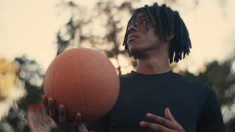 hombre jugando al baloncesto al aire libre