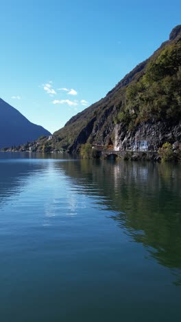 una serena vista aérea del lago como con majestuosas montañas en el fondo