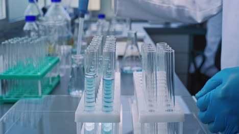 experimento de laboratorio con tubos de ensayo y líquido azul
