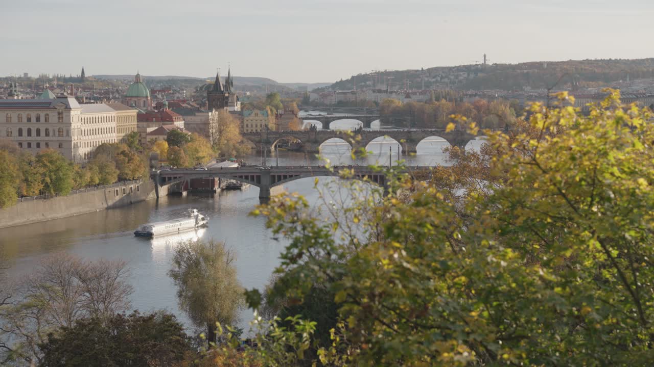 Paesaggio urbano di Praga con ponti e fiume